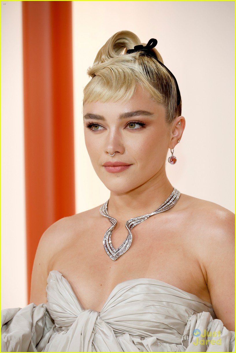 florence pugh wears shorts while arriving for oscars 2023 04