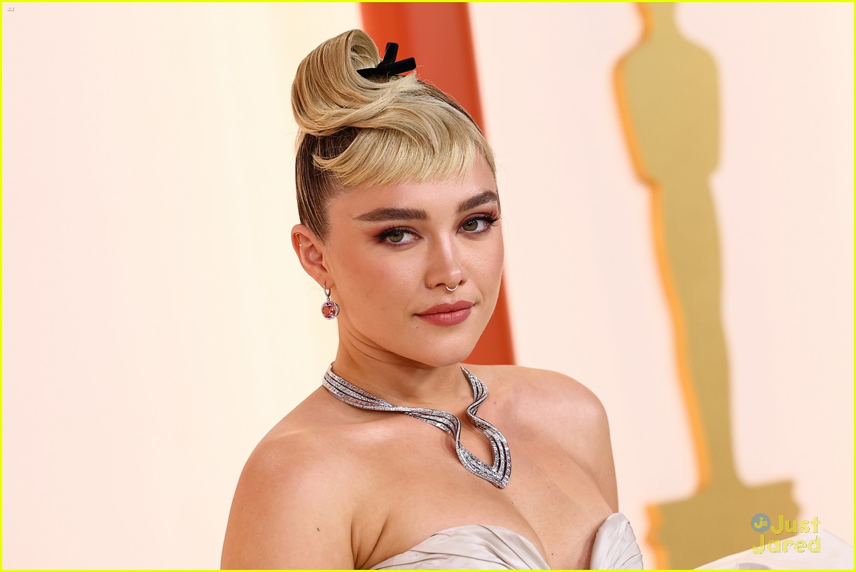 florence pugh wears shorts while arriving for oscars 2023 07