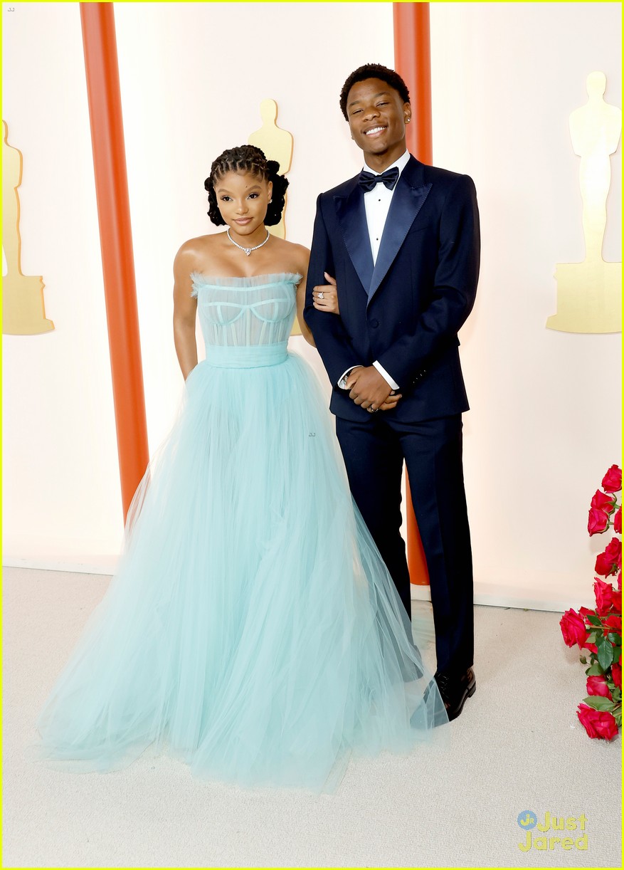 Halle Bailey Makes it a Family Affair at Vanity Fair Oscars Party with