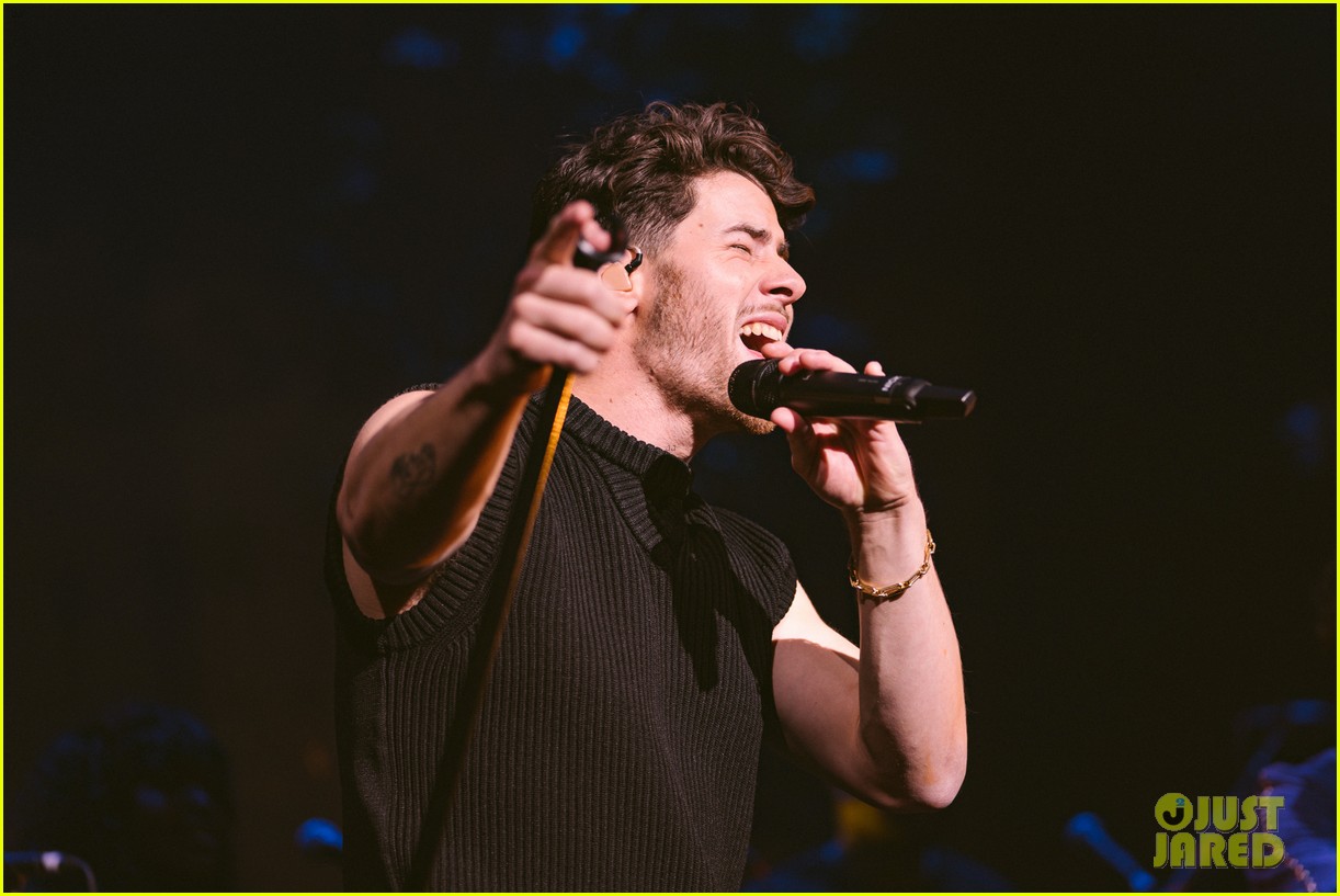 jonas brothers perform new songs off of the album broadway show 01