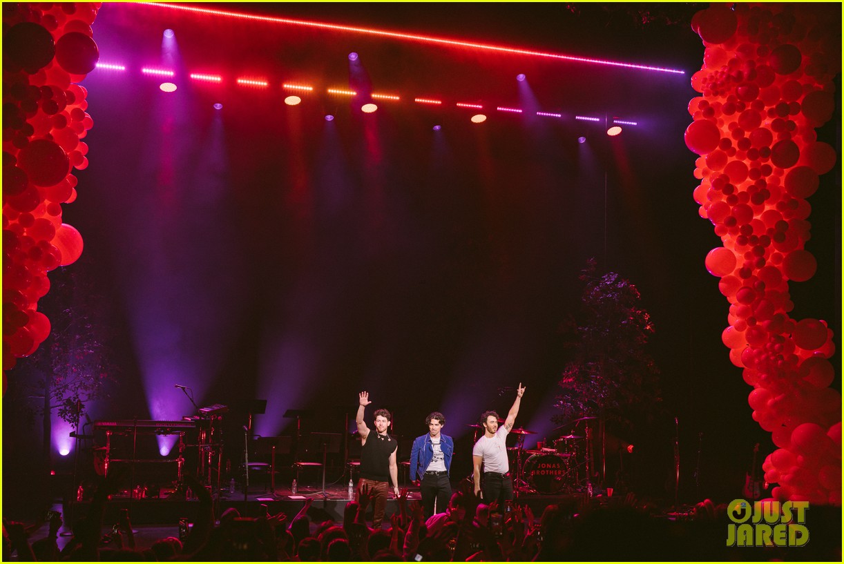 jonas brothers perform new songs off of the album broadway show 02