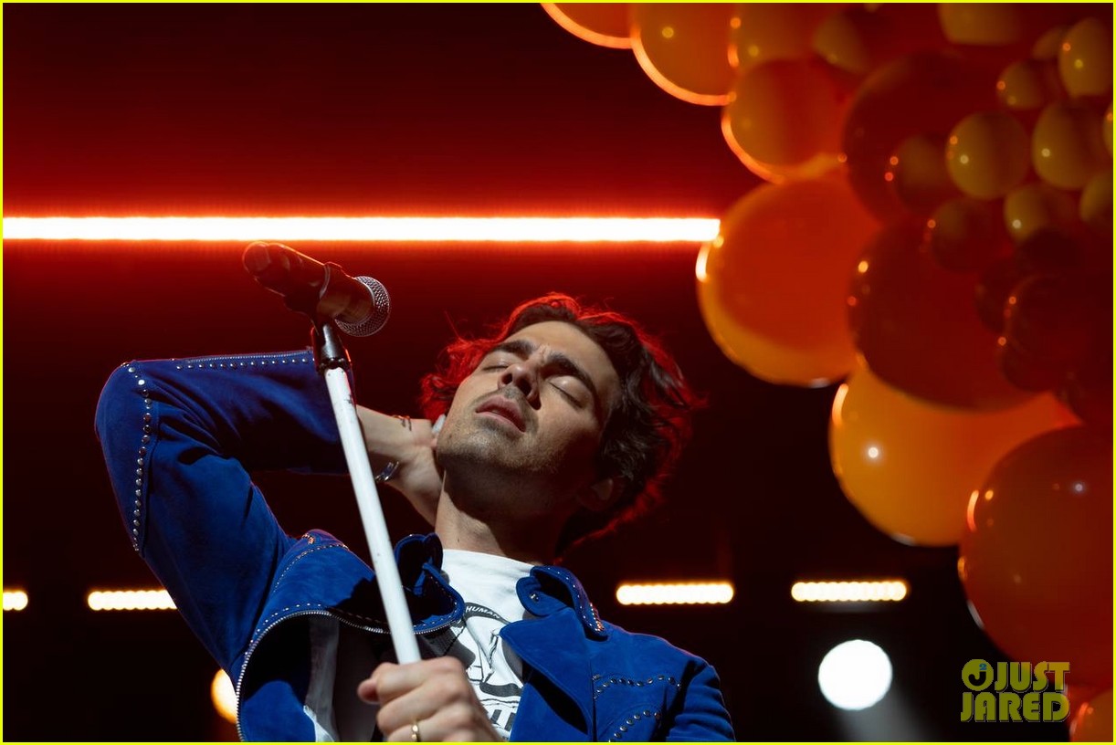 jonas brothers perform new songs off of the album broadway show 03