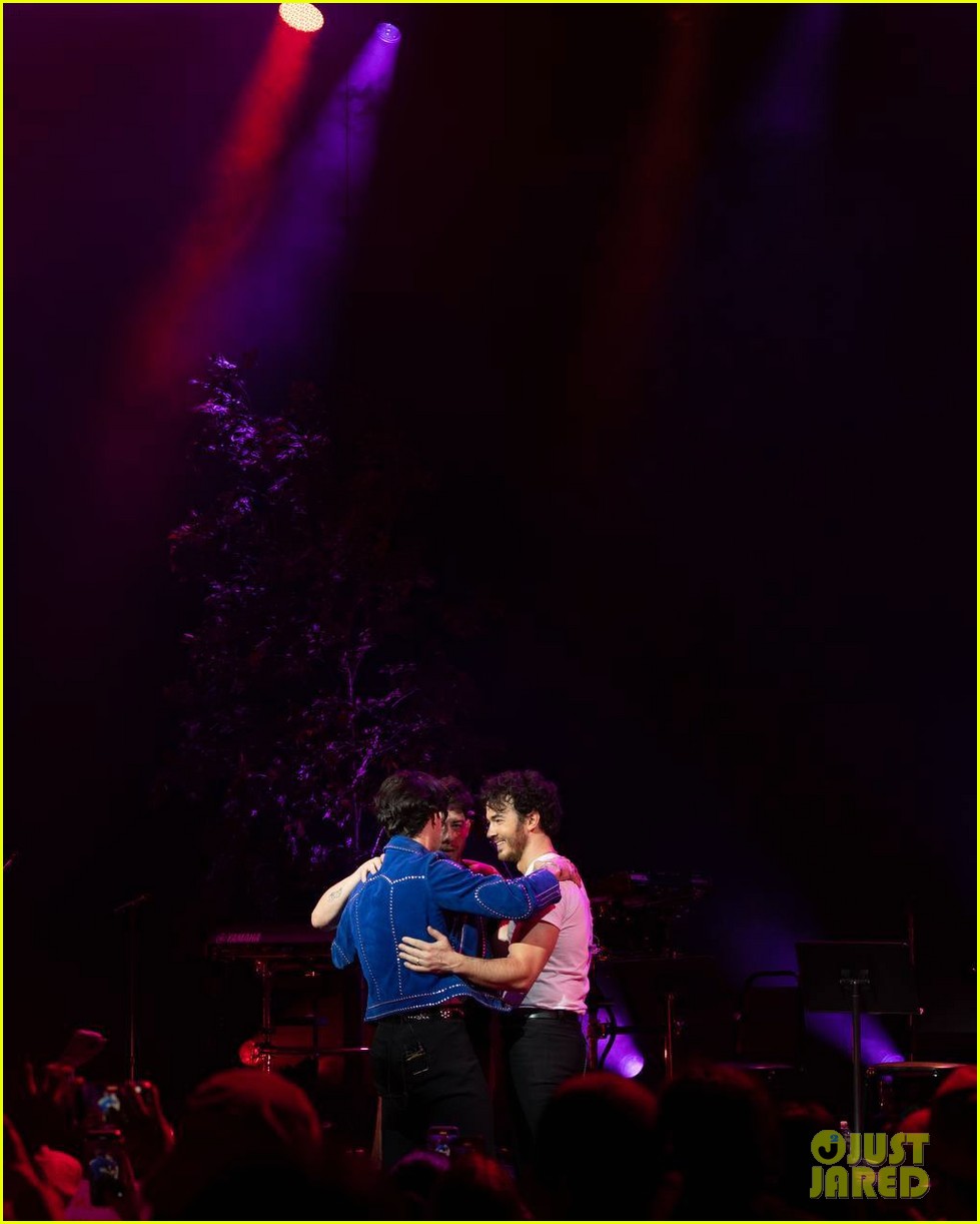 jonas brothers perform new songs off of the album broadway show 05.
