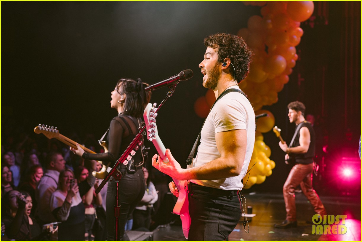 jonas brothers perform new songs off of the album broadway show 06