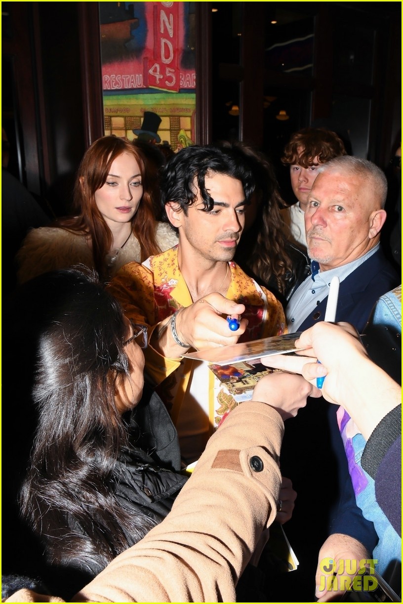 jonas brothers wives leave theater 03
