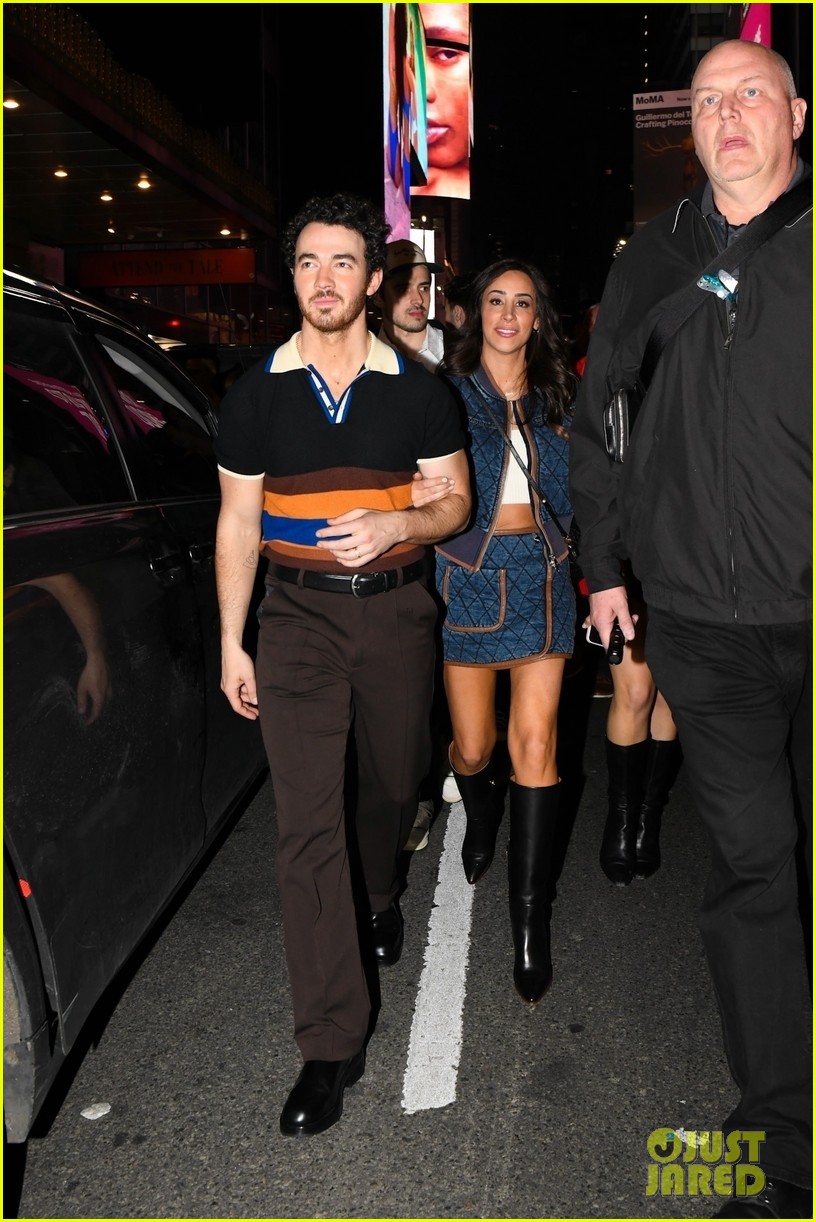 jonas brothers wives leave theater 12
