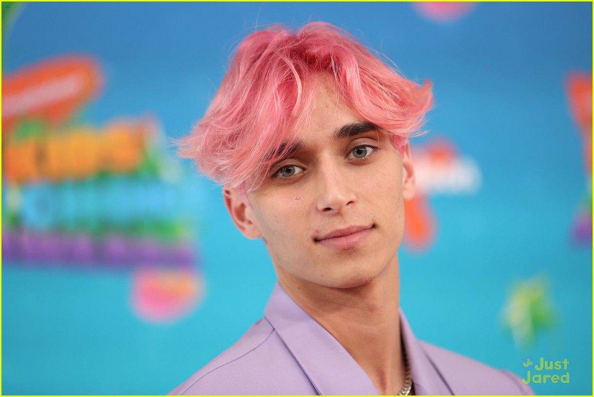 Josh Richards Shows Off New Pink Hair at Kids Choice Awards 2023