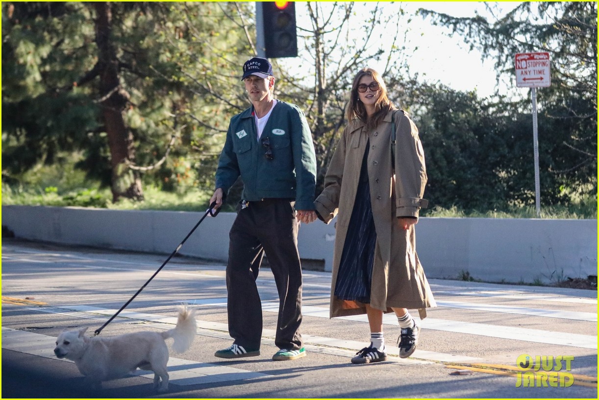 kaia gerber austin butler hold hands dog walk yoga class 03
