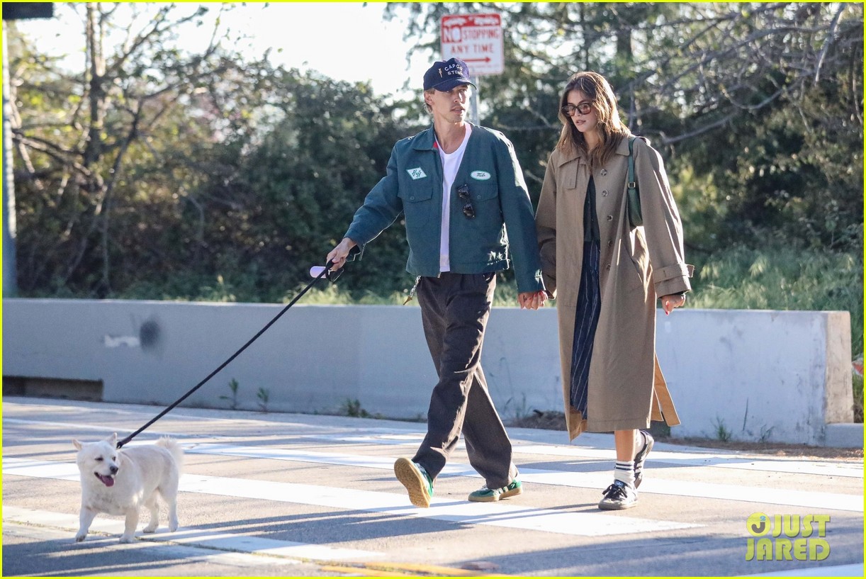 kaia gerber austin butler hold hands dog walk yoga class 16
