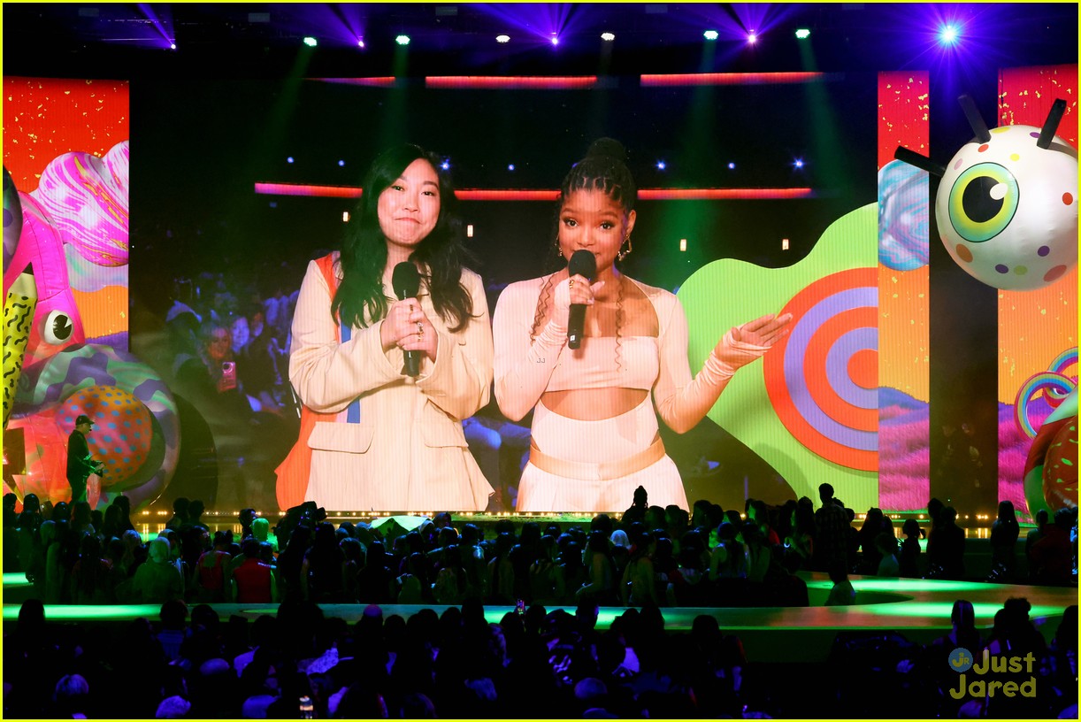 halle bailey awkwafina dunk melissa mccarthy in slime filled tank at kids choice awards 04