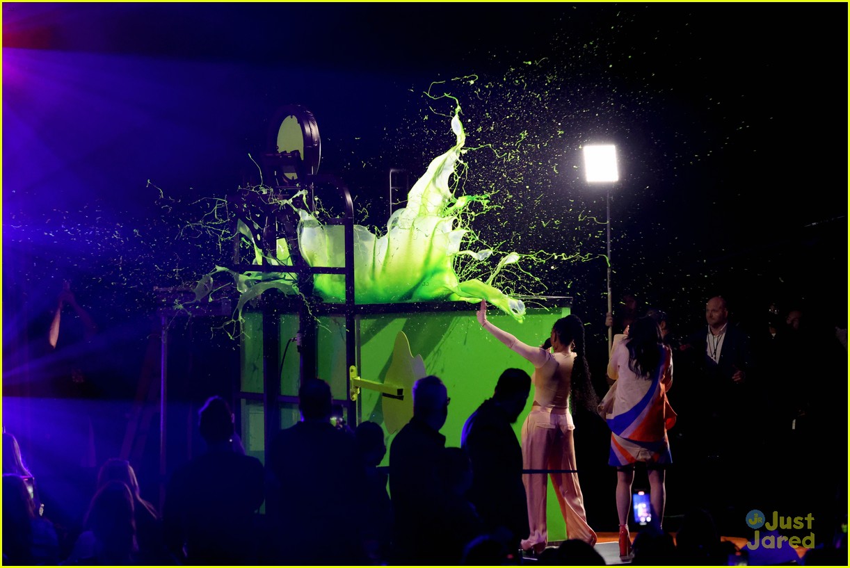 halle bailey awkwafina dunk melissa mccarthy in slime filled tank at kids choice awards 06