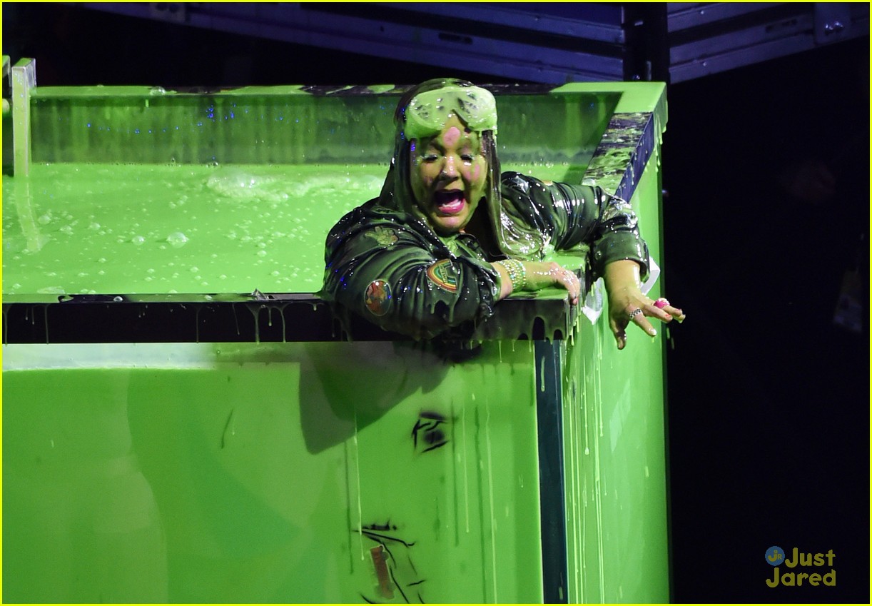 halle bailey awkwafina dunk melissa mccarthy in slime filled tank at kids choice awards 13