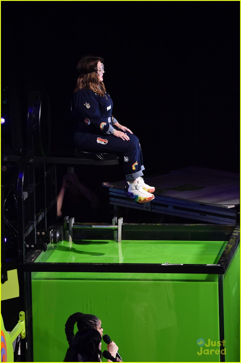 halle bailey awkwafina dunk melissa mccarthy in slime filled tank at kids choice awards 14