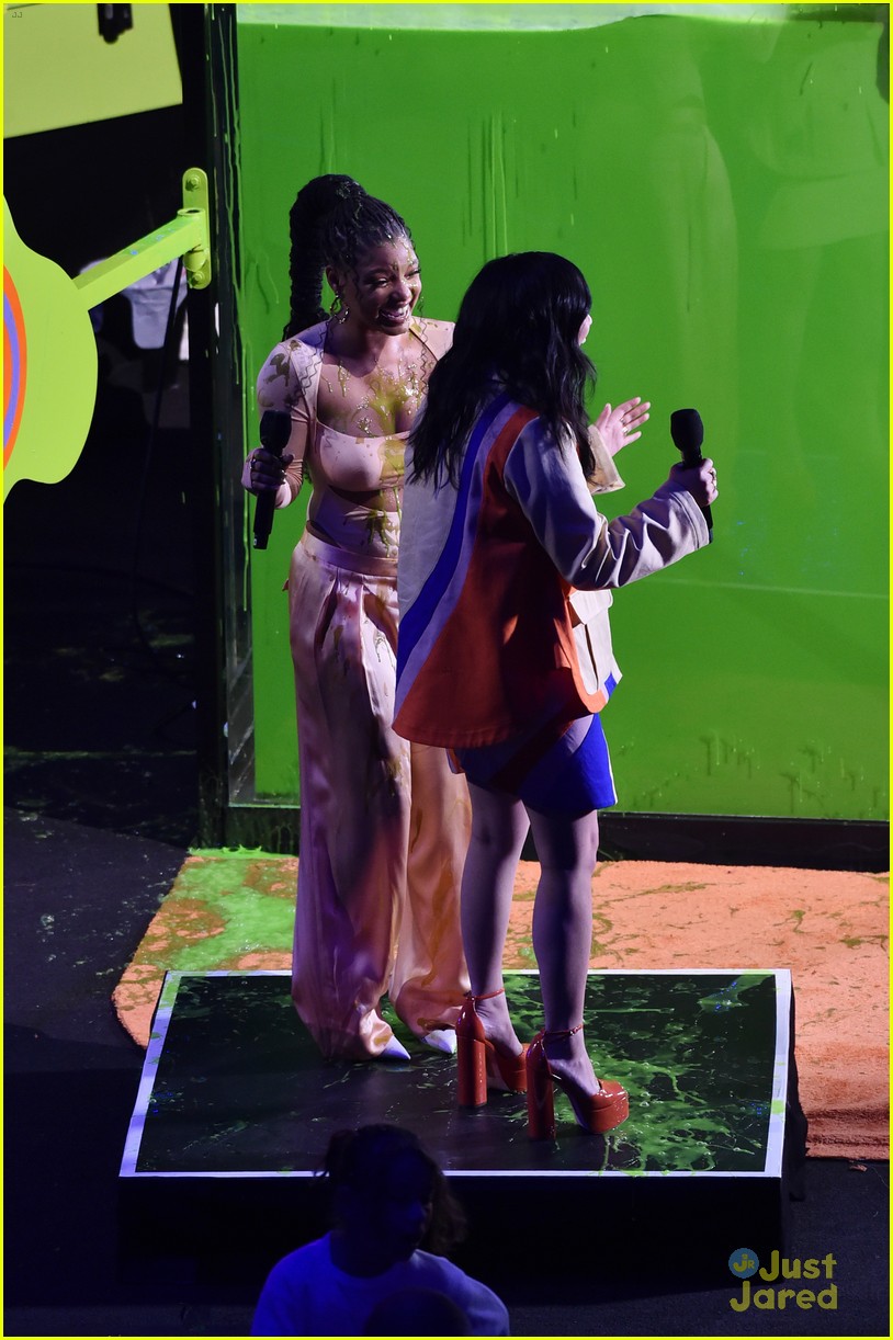 halle bailey awkwafina dunk melissa mccarthy in slime filled tank at kids choice awards 17
