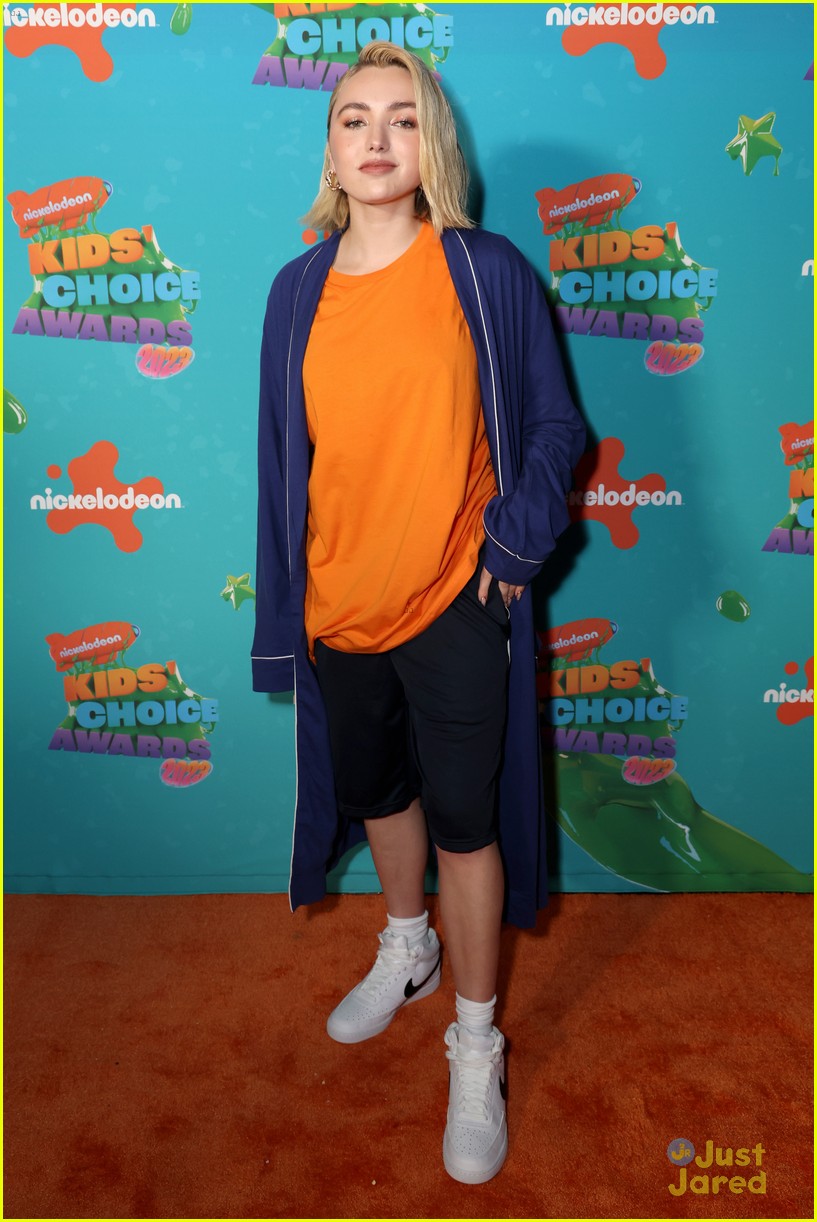 peyton list wears adam sandler inspired look while presenting at kids choice awards 11