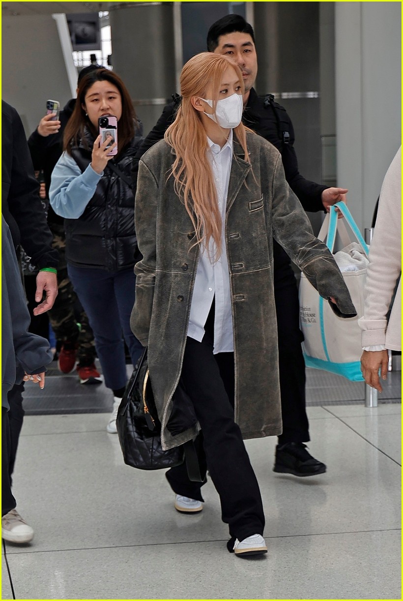 rose arrives in new york city ahead of sulwhasoo event at the met 07