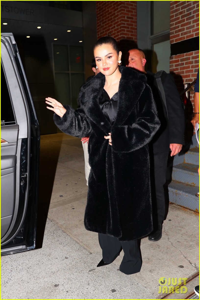 selena gomez chic black look dinner out nyc 06