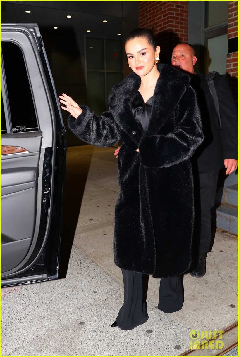 selena gomez chic black look dinner out nyc 07