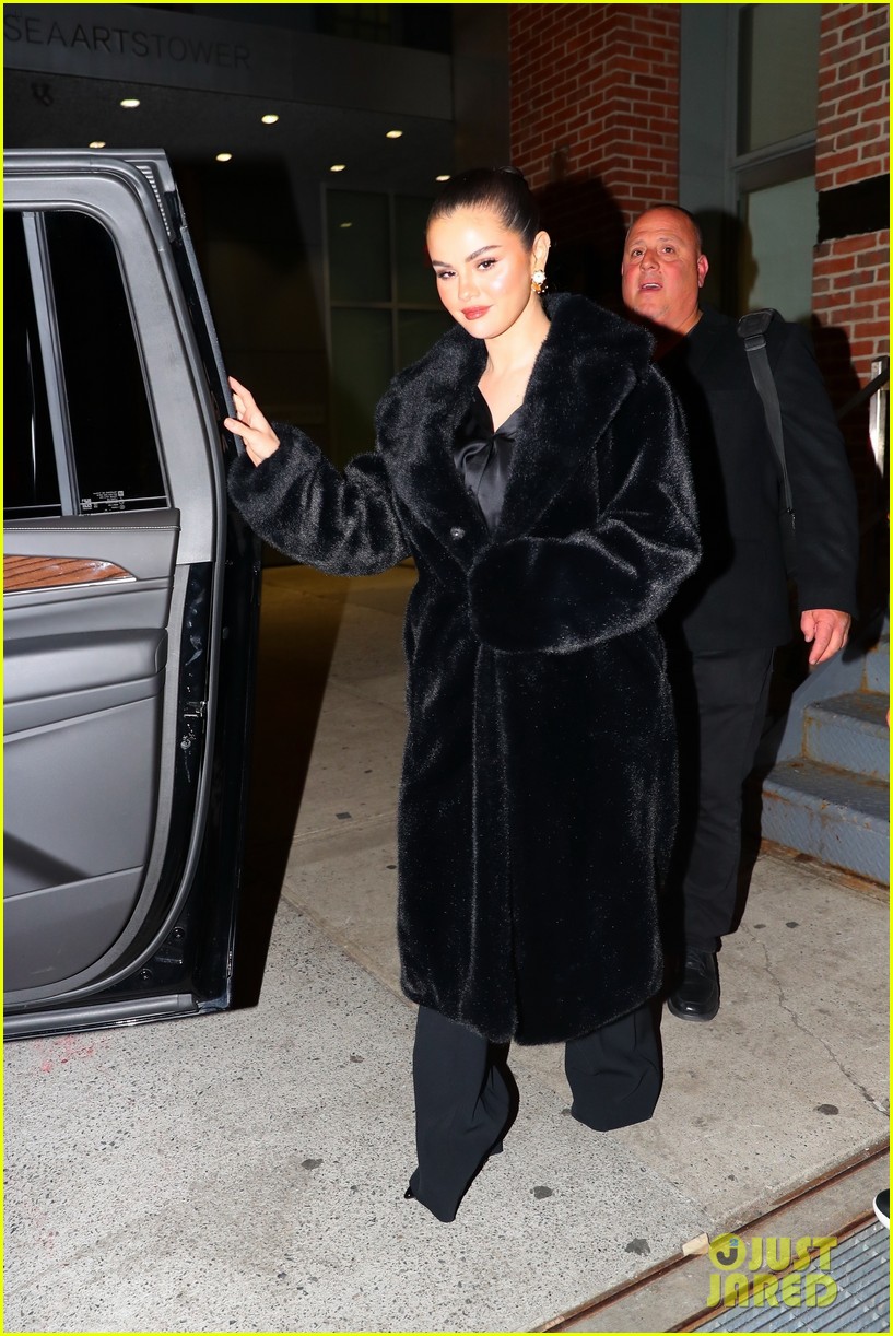 selena gomez chic black look dinner out nyc 08