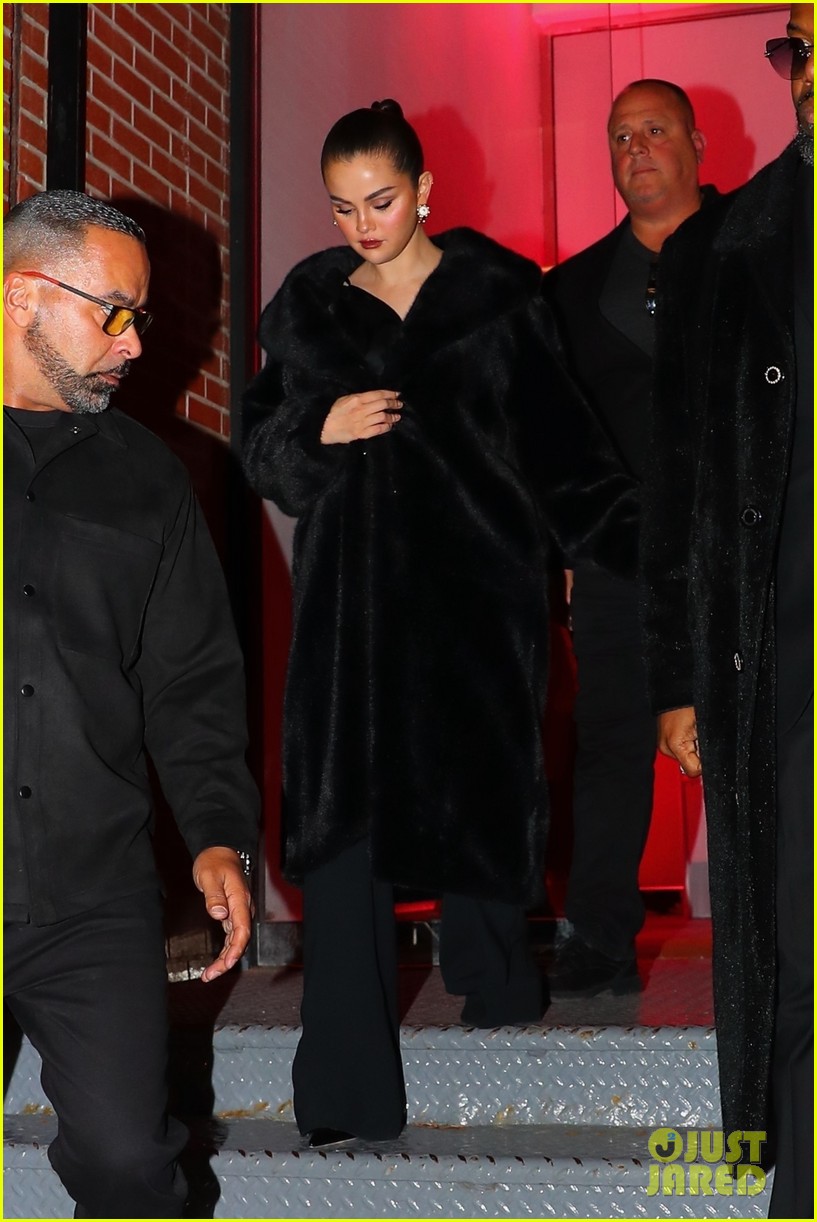 selena gomez chic black look dinner out nyc 12