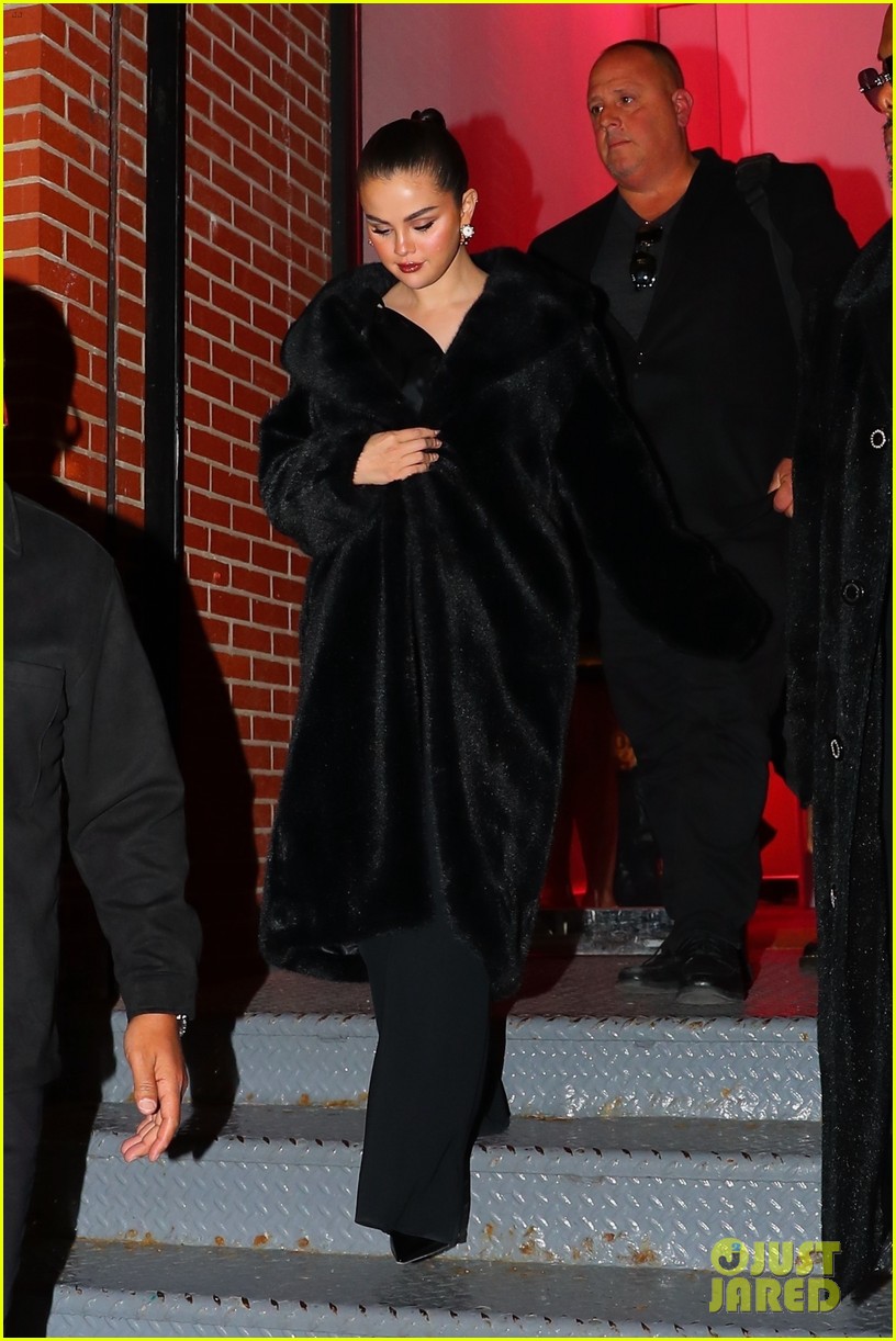 selena gomez chic black look dinner out nyc 13