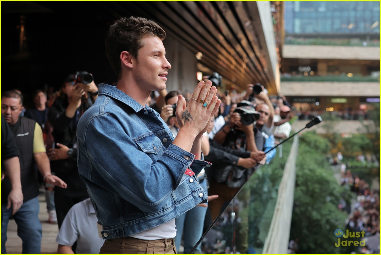 shawn mendes in disbelief at tommy hilfiger event in mexico 21
