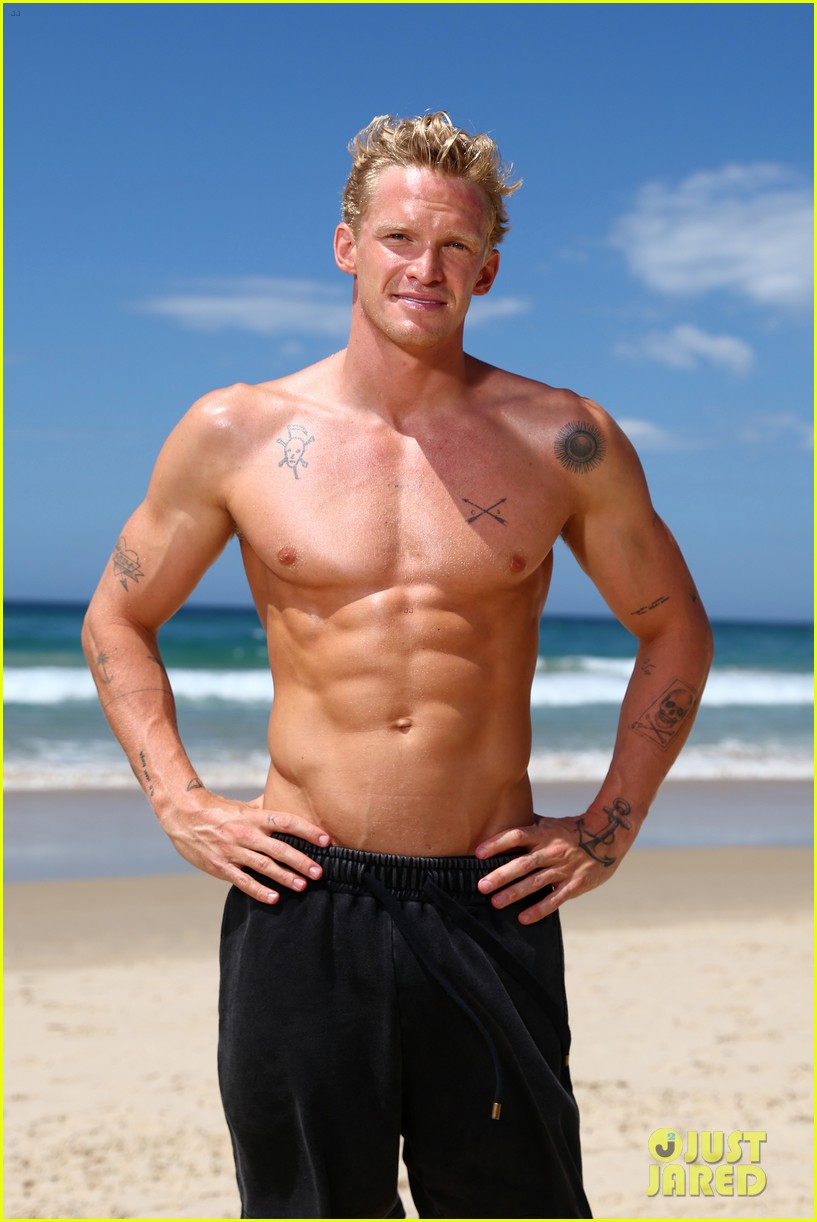 cody simpson shirtless beach cleanup 01