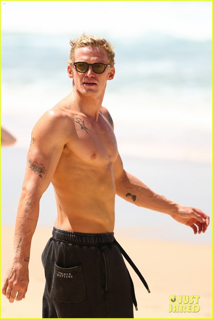 cody simpson shirtless beach cleanup 03