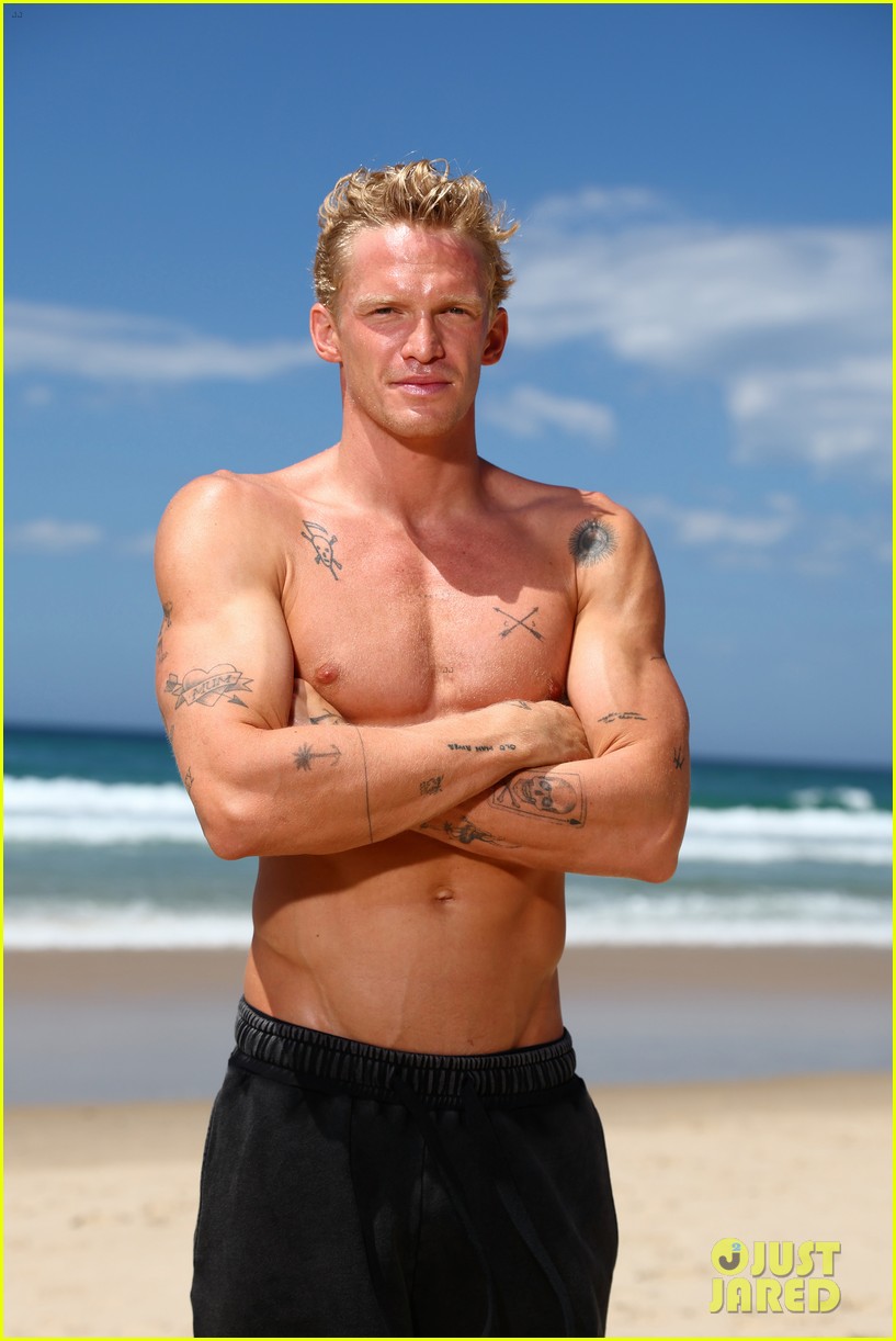cody simpson shirtless beach cleanup 08