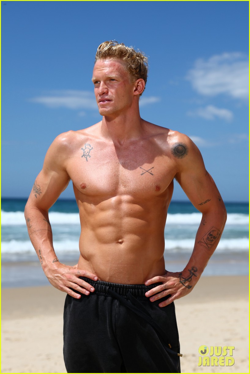 cody simpson shirtless beach cleanup 09