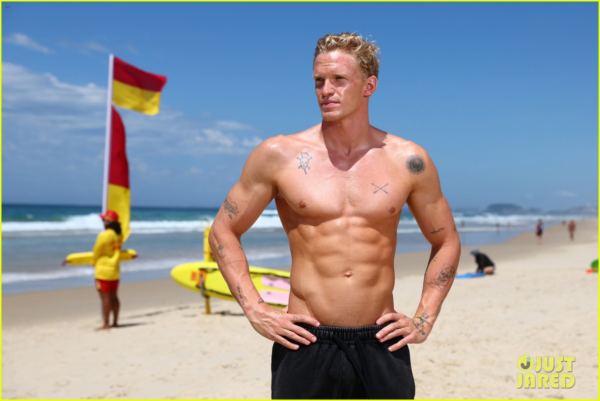 cody simpson shirtless beach cleanup 10