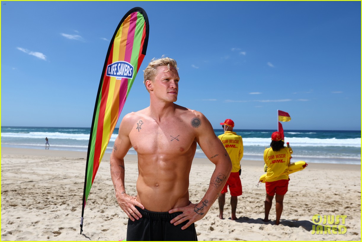 cody simpson shirtless beach cleanup 12