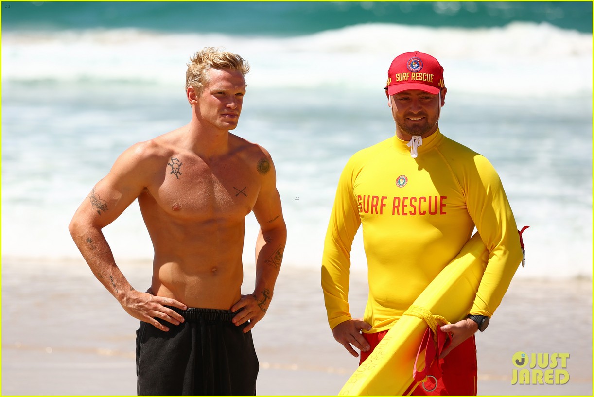 cody simpson shirtless beach cleanup 14