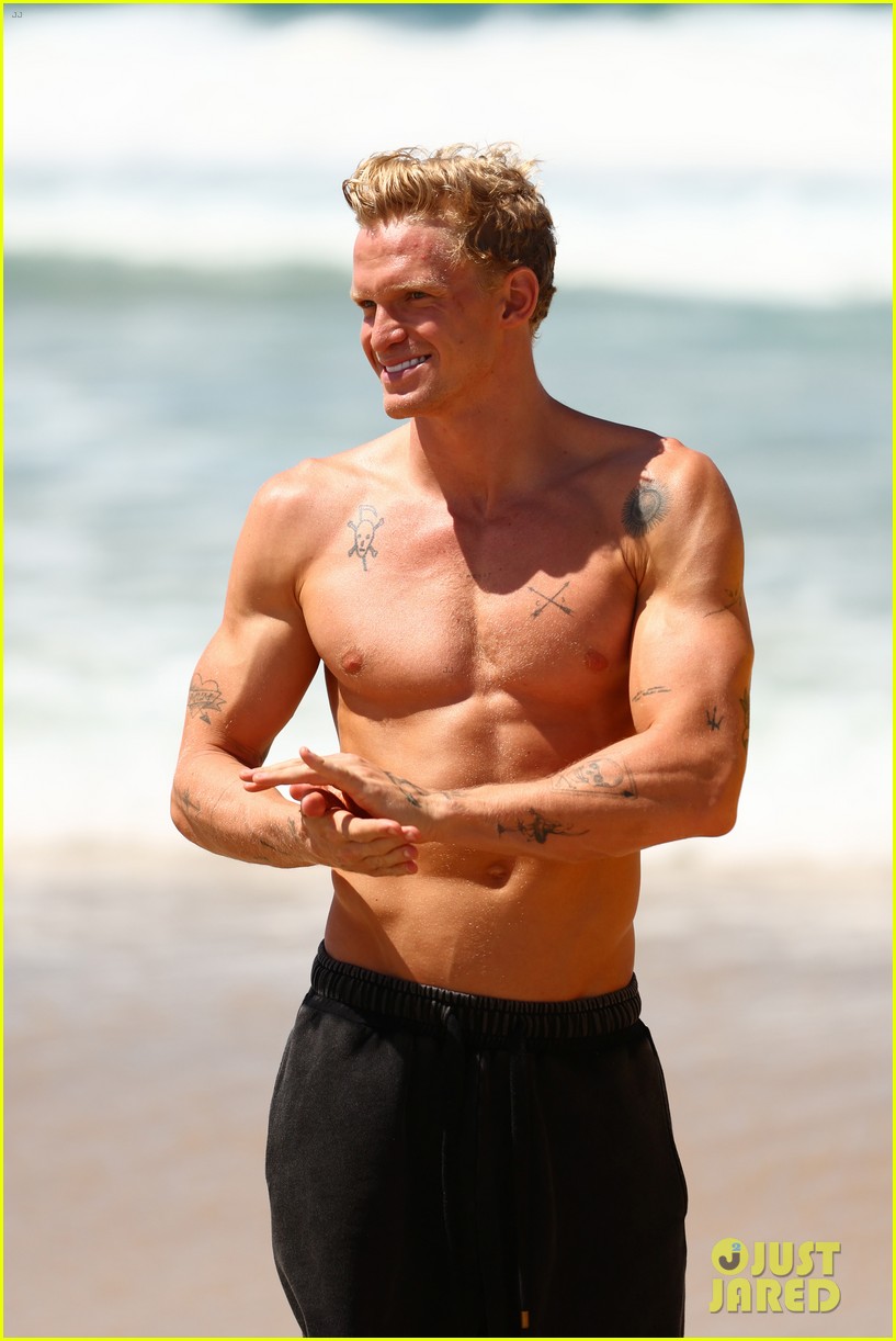 cody simpson shirtless beach cleanup 15