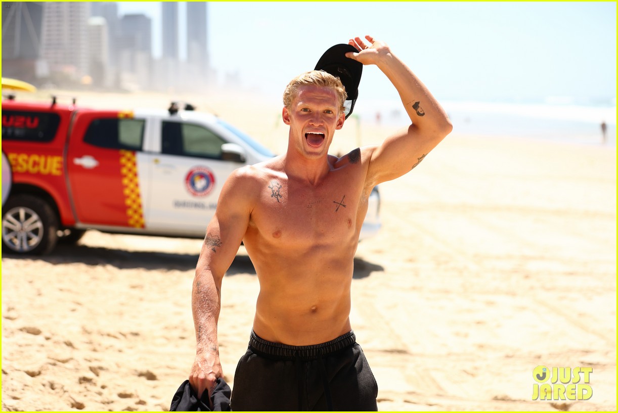 cody simpson shirtless beach cleanup 19