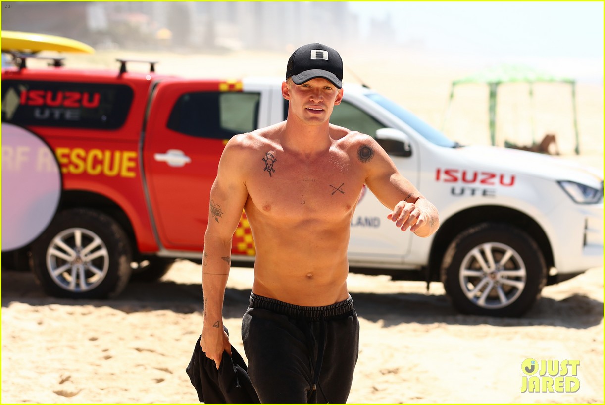 cody simpson shirtless beach cleanup 20