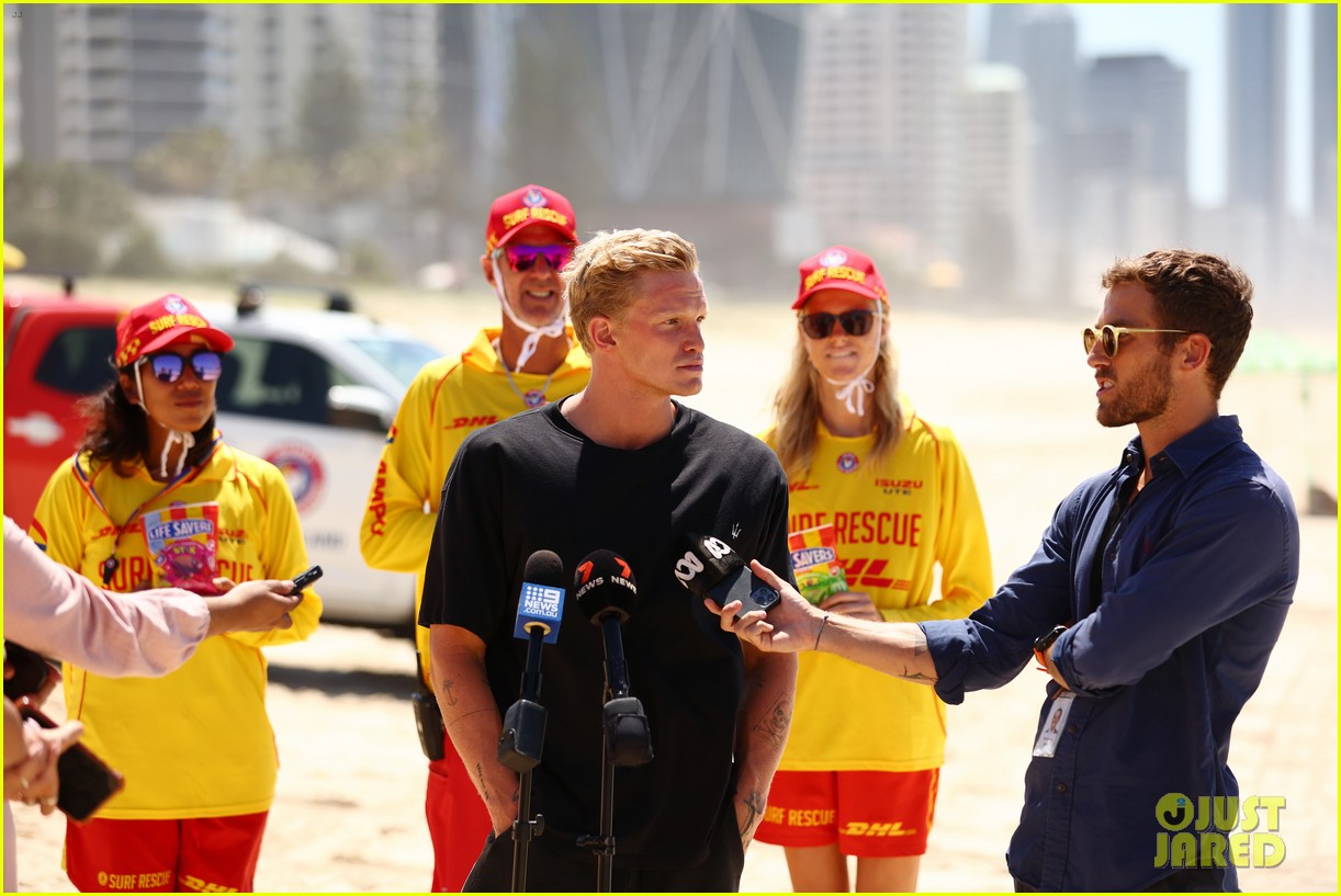cody simpson shirtless beach cleanup 23