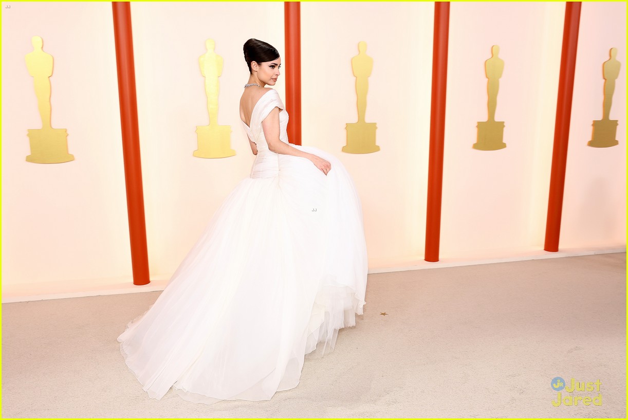 sofia carson is a vision in white ahead of oscars performance debut 06