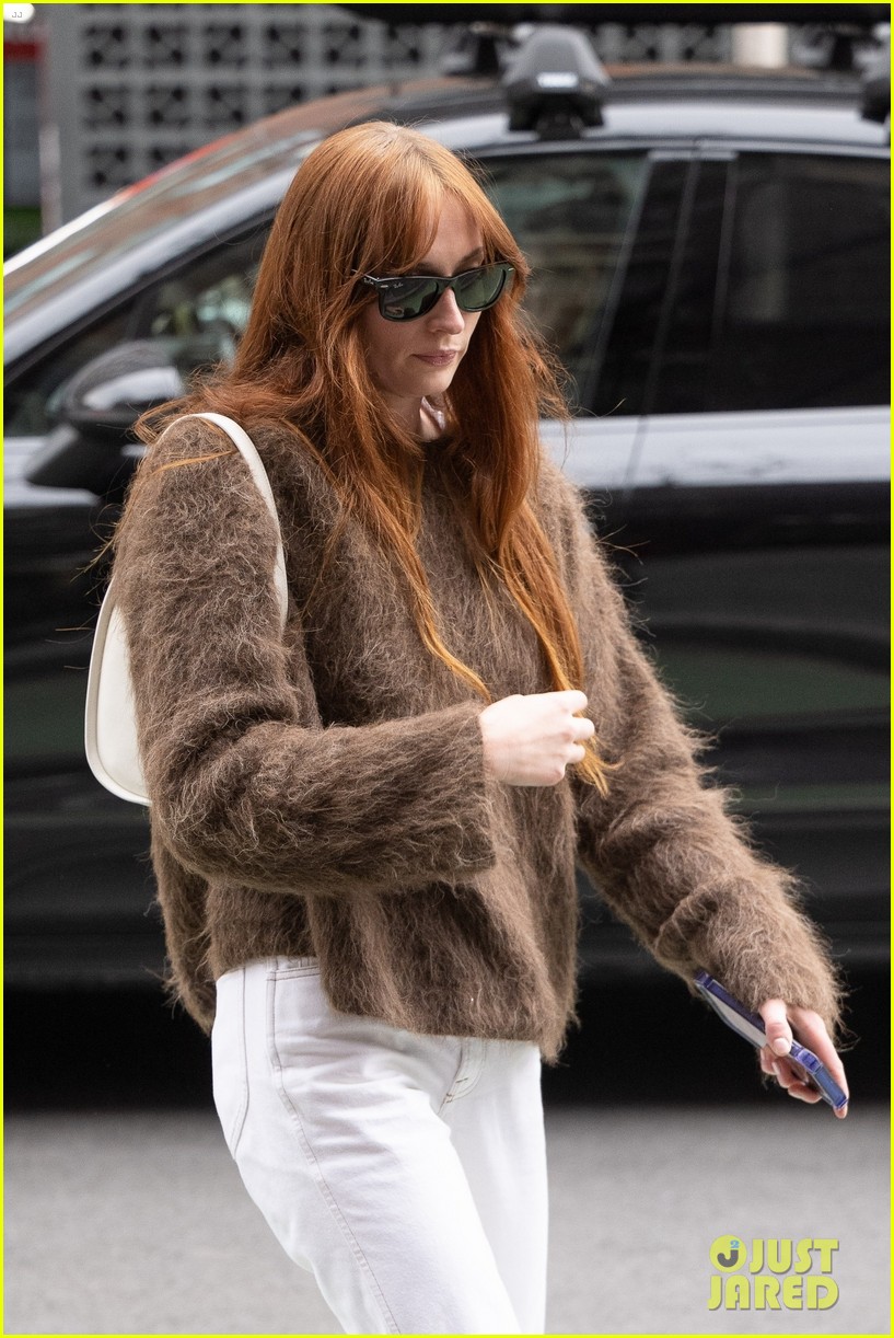 sophie turner joking holds hands with mikey deleasa joe jonas shopping 01