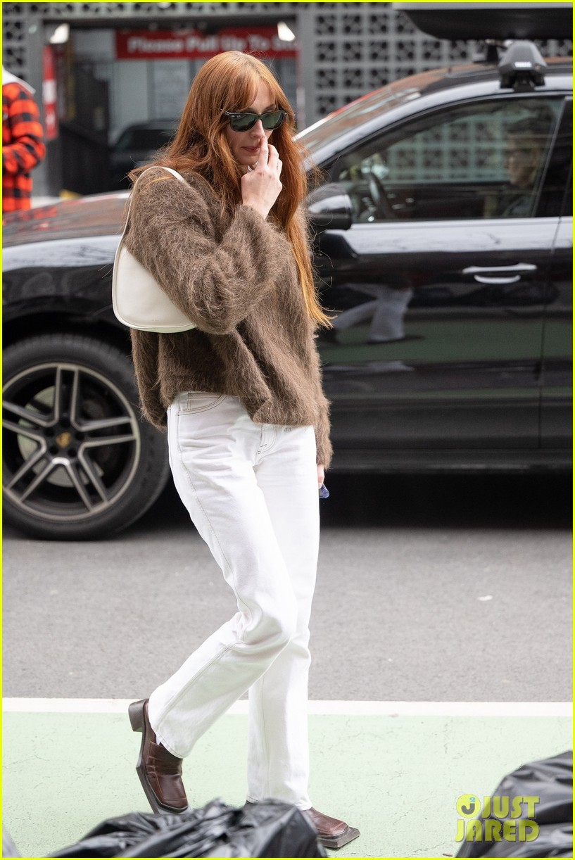 sophie turner joking holds hands with mikey deleasa joe jonas shopping 07