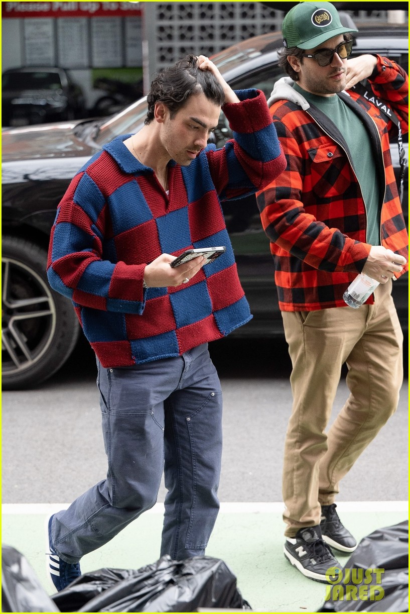 sophie turner joking holds hands with mikey deleasa joe jonas shopping 09