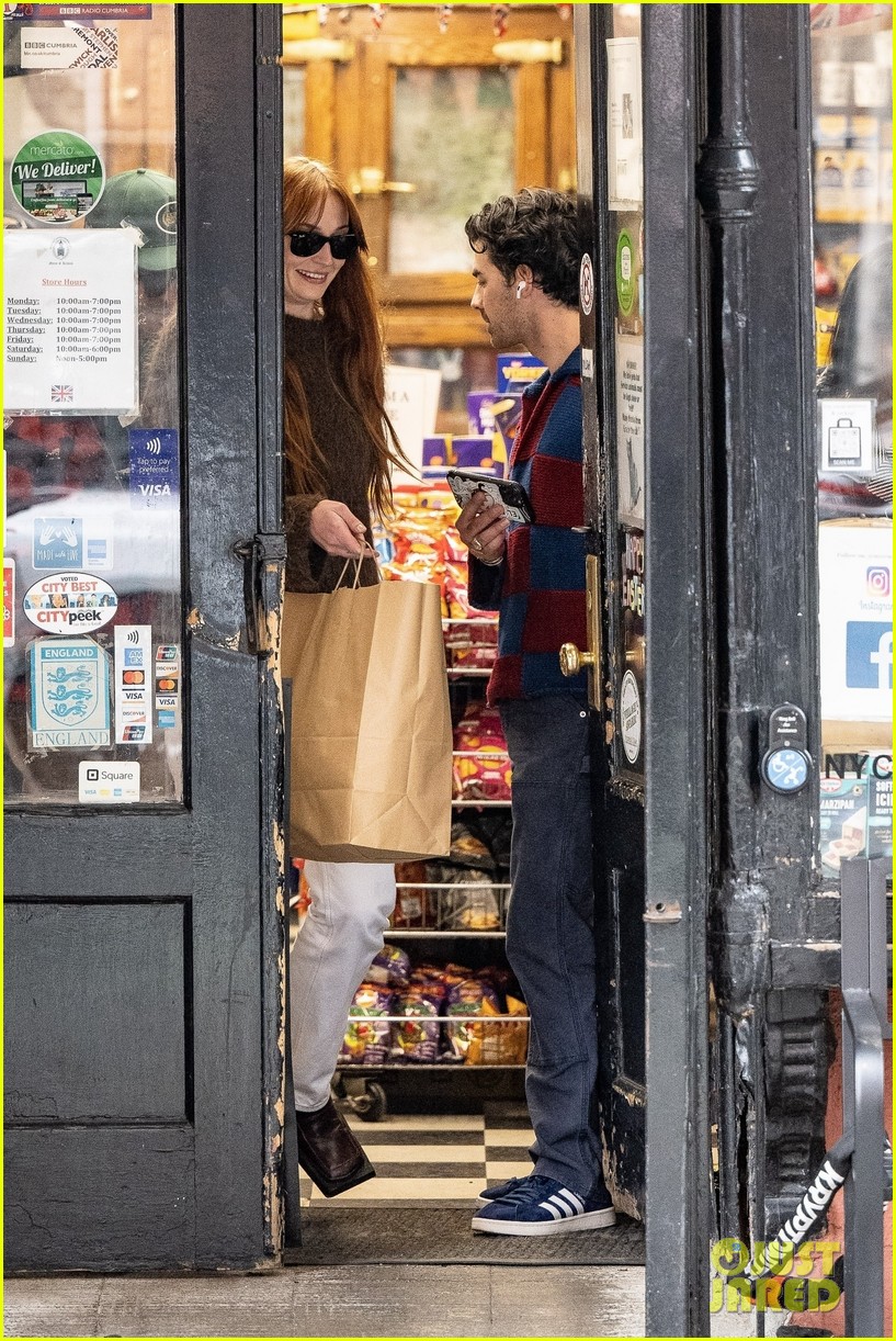sophie turner joking holds hands with mikey deleasa joe jonas shopping 12