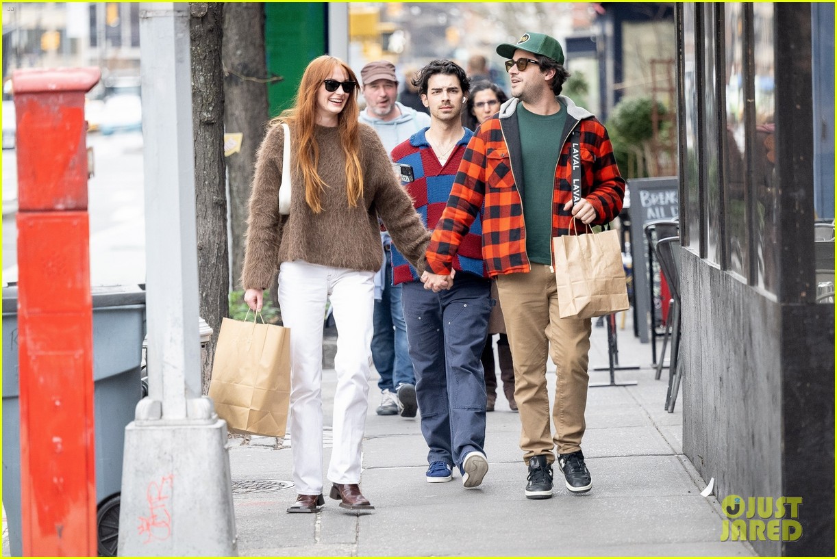 sophie turner joking holds hands with mikey deleasa joe jonas shopping 28
