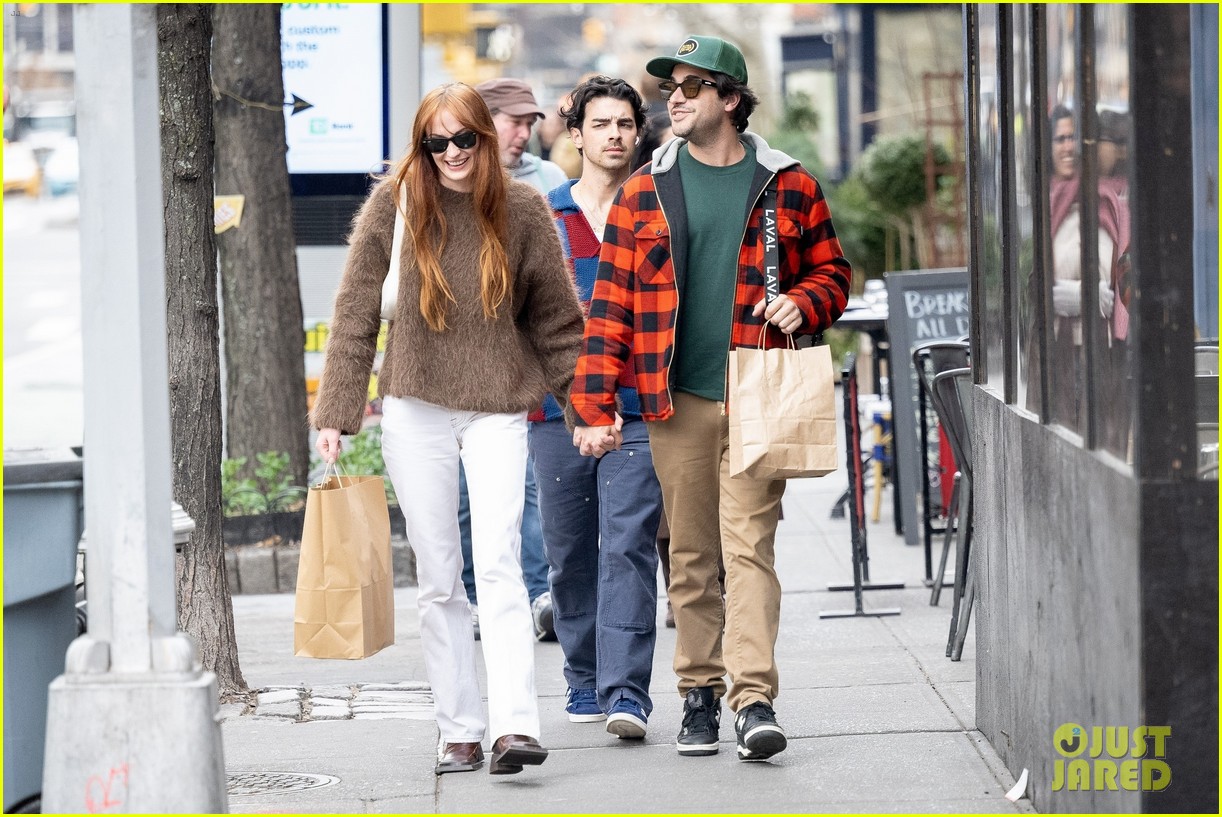 sophie turner joking holds hands with mikey deleasa joe jonas shopping 29