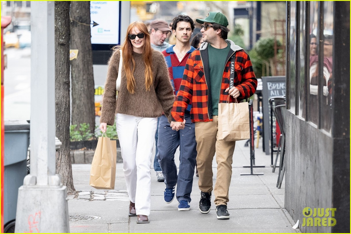 sophie turner joking holds hands with mikey deleasa joe jonas shopping 30