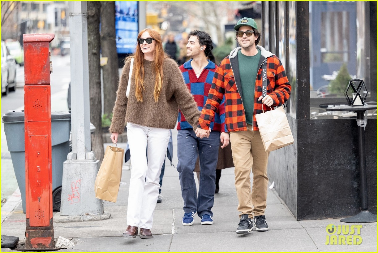 sophie turner joking holds hands with mikey deleasa joe jonas shopping 33