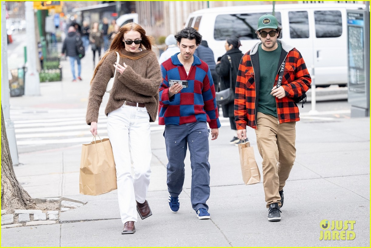 sophie turner joking holds hands with mikey deleasa joe jonas shopping 34