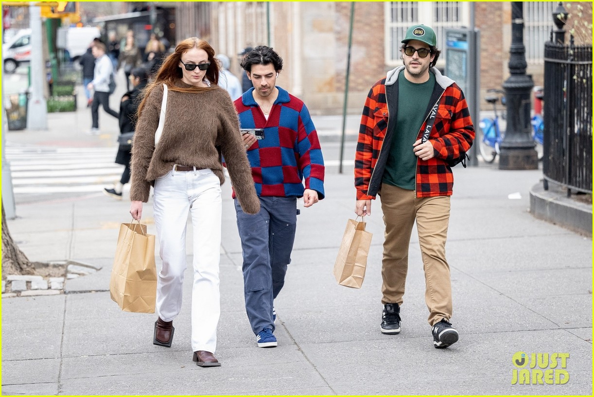 sophie turner joking holds hands with mikey deleasa joe jonas shopping 36