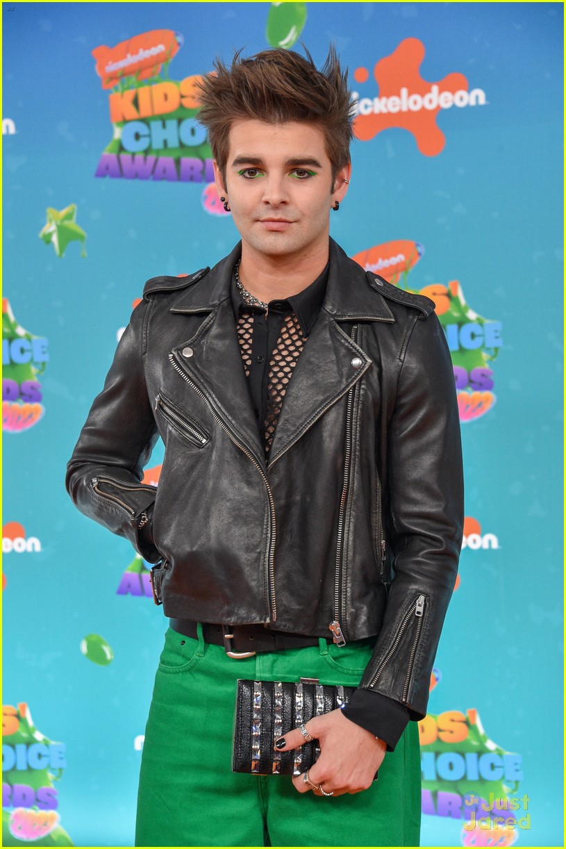 jack griffo kira kosarin reunite at kids choice awards after thundermans movie news 11