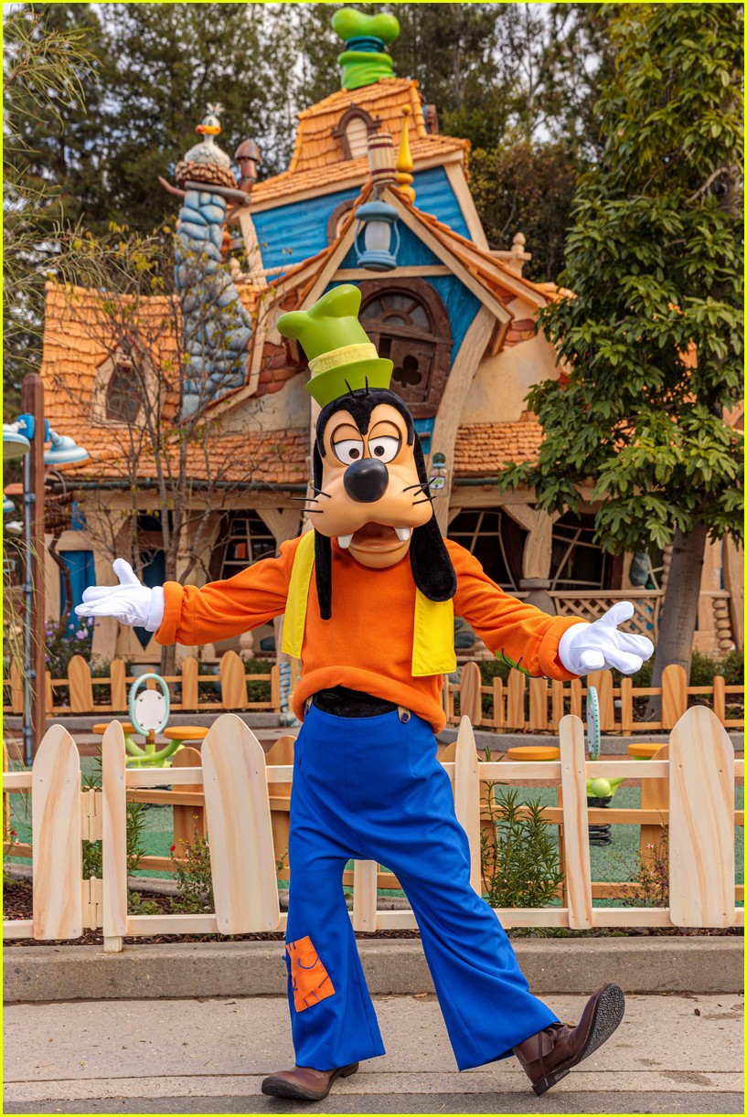 mickeys toontown reopens this weekend heres whats new 08